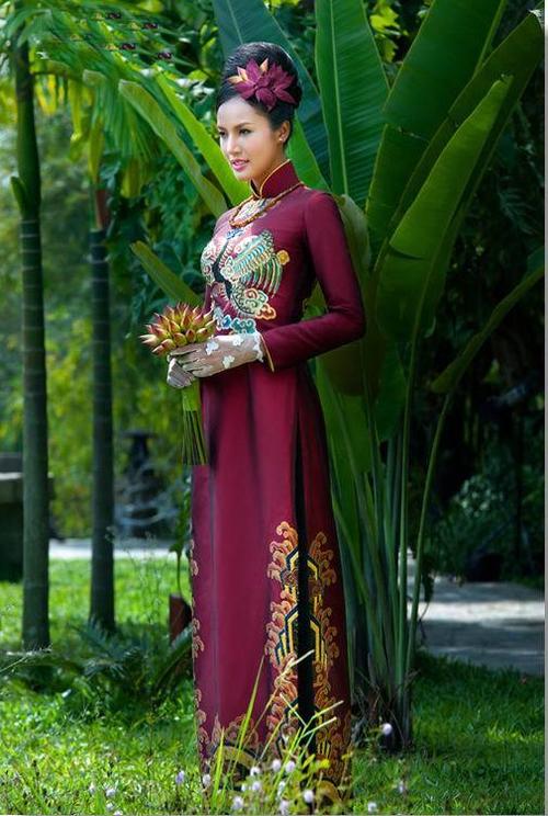 越南街头绝美的奥黛,少女纯洁白色,已婚妇女是深色