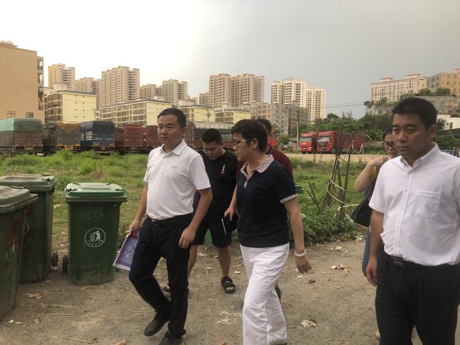 琼山区王和娇区长调研夜市选址工作