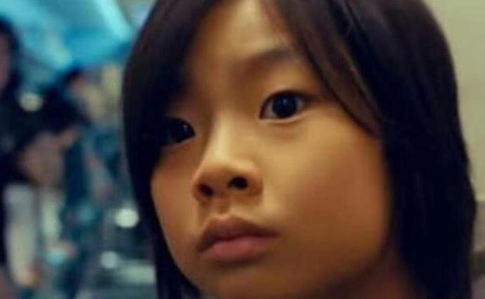 还记得《釜山行》的小女孩吗?当初嫌她丑,3年后你追成狗!