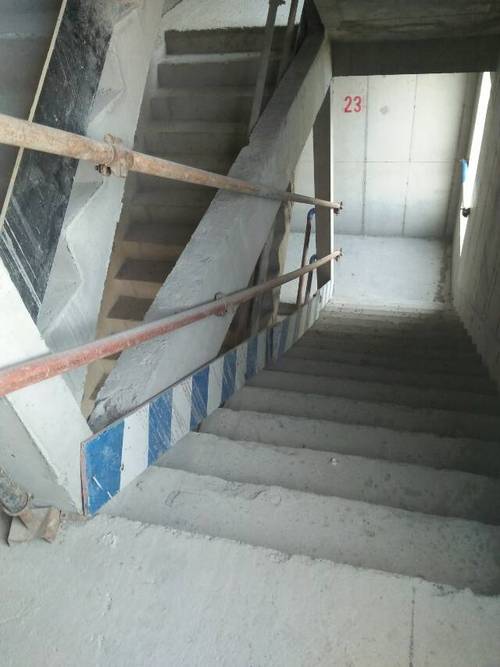 5#楼楼内楼梯扶手及挡脚板安装检查