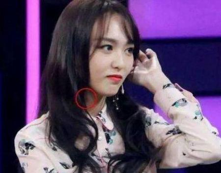 女神高圆圆出席活动时脖子上也露出了吻痕,脸上满是甜蜜的笑容.