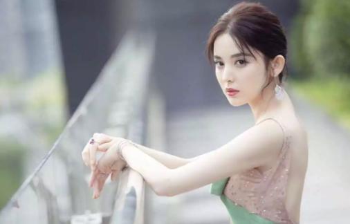 27岁古力娜扎太美了,穿粉色木耳裙玩街拍,红绿搭配高级又减龄