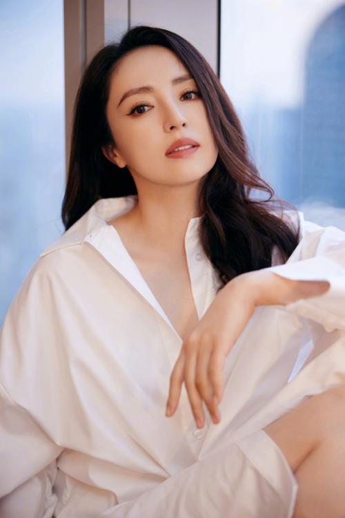 42岁董璇晒生日写真,卷发红唇大秀成熟魅力,自诩锁骨能养金鱼