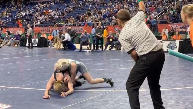 美国女高中生创历史!决赛大比分战胜男生,获摔跤比赛冠军