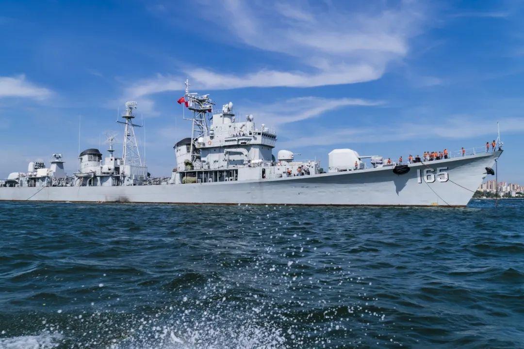 湛江舰悬挂满旗)正式退出现役第一代导弹驱逐舰这艘我国自主设计建造