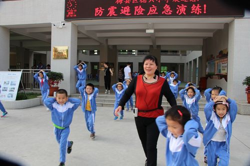 德兴小学举行防震避险应急演练