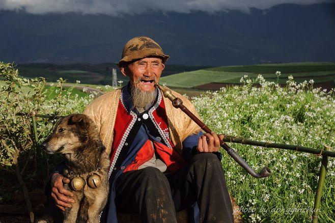 老人与狗(摄于昆明东川红土地)-远方