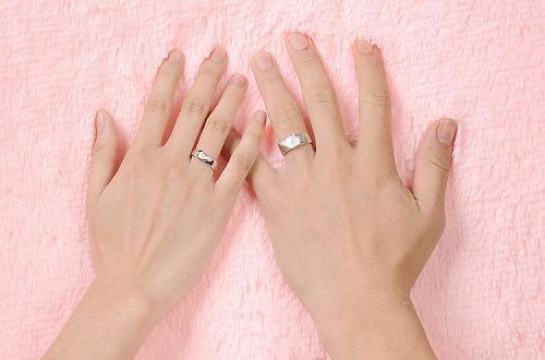 然而,也有男人把结婚戒指戴在左手无名指上,因为有句话说,他们左手的