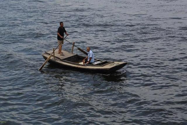 乡村的父亲和他的小铁船