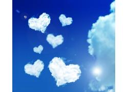 晴空上的心形云彩