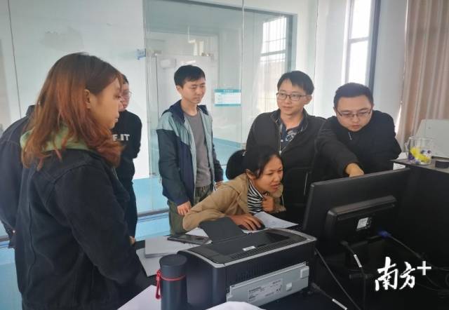 苏青云在昭通市农产品质量安全监督检验检测中心指导前处理.