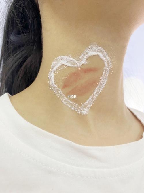 这么白的脖子让男票种草莓,它不香吗00_颈纹_颈霜_凡士林怎么样