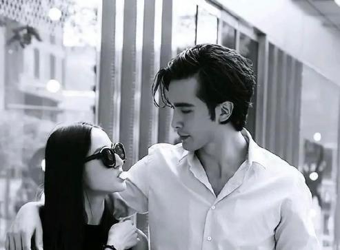 高伟光迪丽热巴国外街头拍照,一个帅一个美,cp粉:请原地结婚