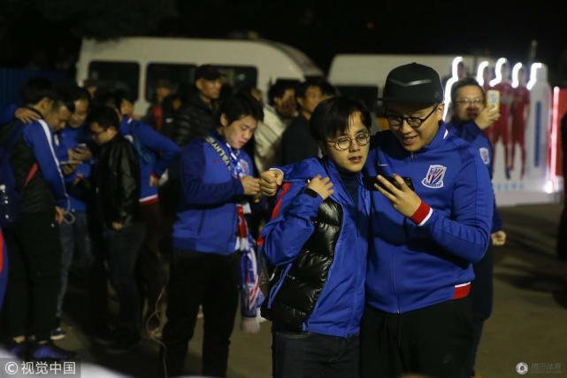 申花球迷不惧严寒场外激情助威