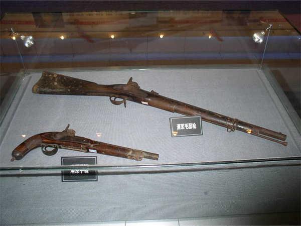 清代制造的火药兵器.重火器主要是火炮,轻火器主要是火枪.