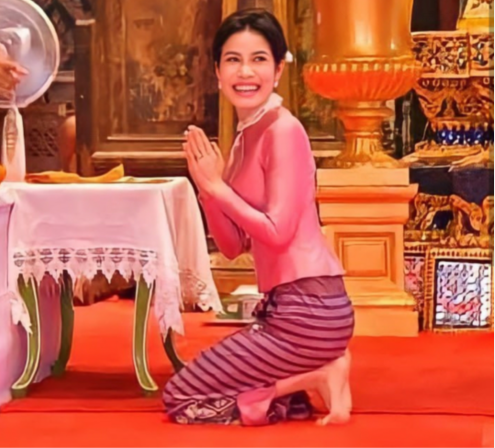 42岁泰国王后苏提达显疲态,青筋暴起一大片,珠宝满身也藏不住