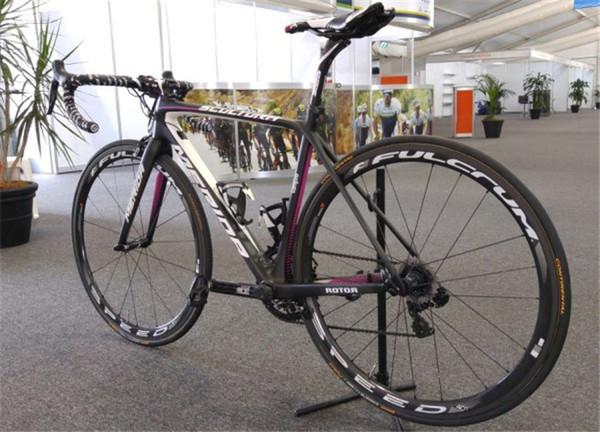 强悍利器车架只有740克的美利达斯特拉