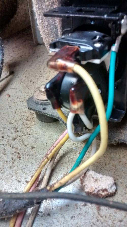 请问这是冰箱的过载保护器么?