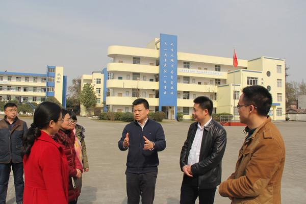 县委常委,纪委书记冯胜调研新津三中教育工作