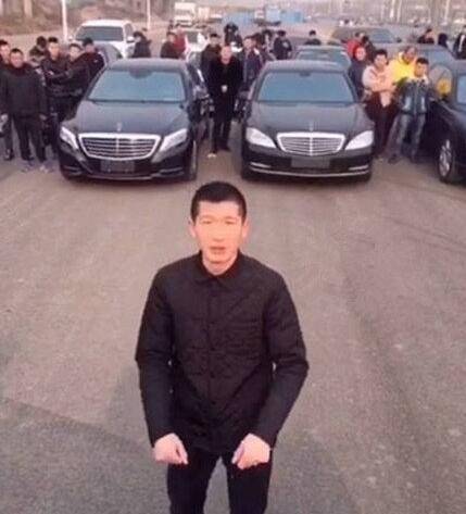 事件导火索-狗磊小三照片被曝光 昨天,狗磊高调真人出镜,与廊坊炮哥