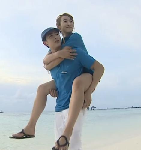 宋茜尼坤在马尔代夫海边游玩.
