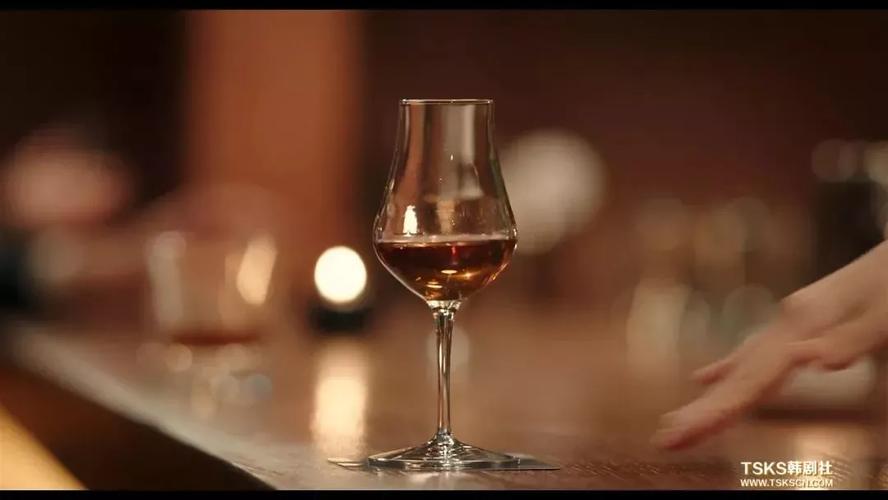 为了烟和酒,她"睡遍"了朋友圈