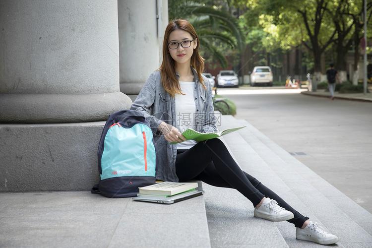 青春洋溢的女大学生