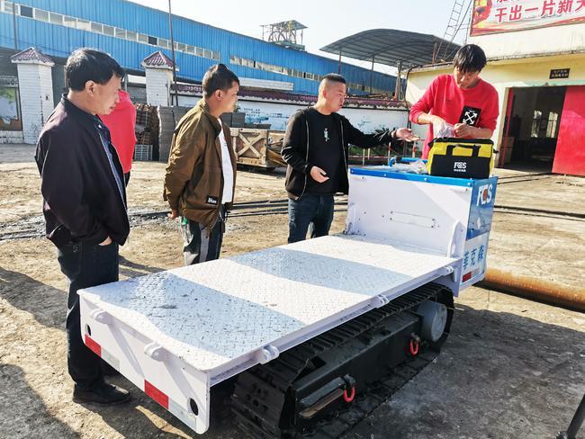 5矿用气动履带式平板车结合井下运输的实际情况,在结构上进行了创新