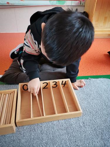 蒙氏《纺锤棒与纺锤棒箱》