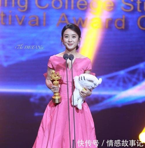 赵丽颖这条粉色裙子平平无奇,可当她转过身的一刻时间静止了