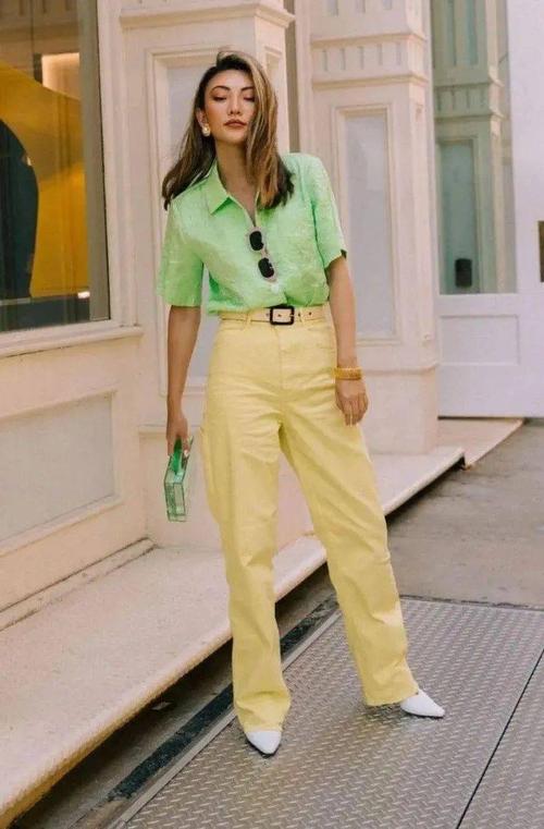 可以用桃色,黄绿色或正黄色去搭配你的灰色或海军蓝色的衣服,这些颜色