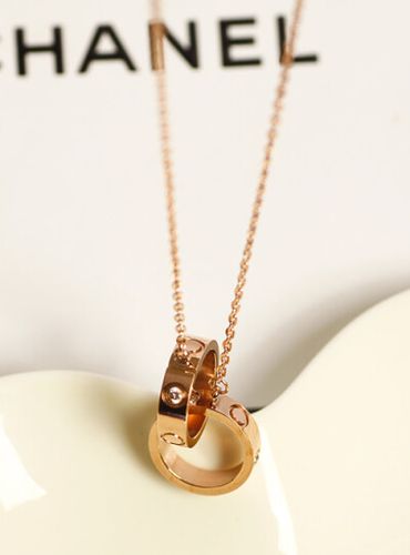 戴项链饰品的女生头像