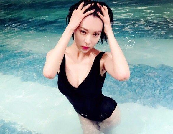 晶女郎胡然 身穿泳装 性感火辣