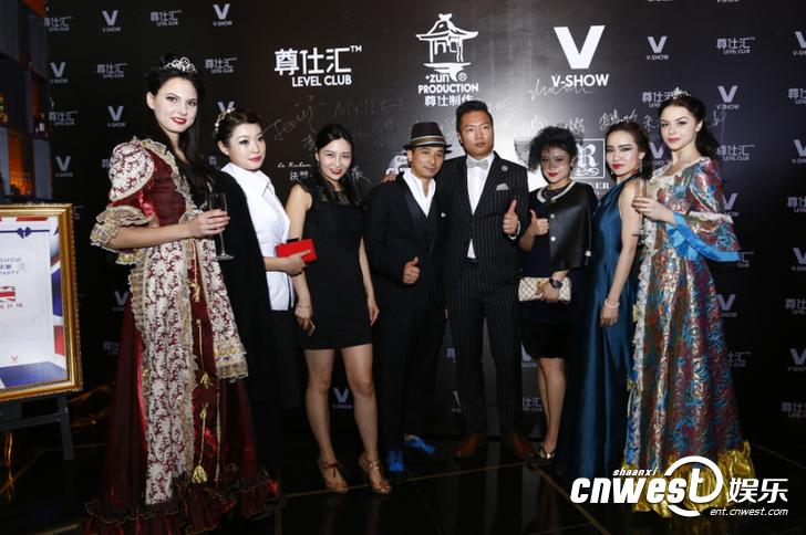 为主题,从到场的嘉宾和参加派对的潮人,到ktv的服务员,着装均为英伦风