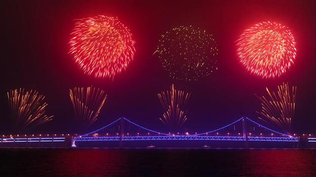 大连元宵节烟花晚会华美绽放