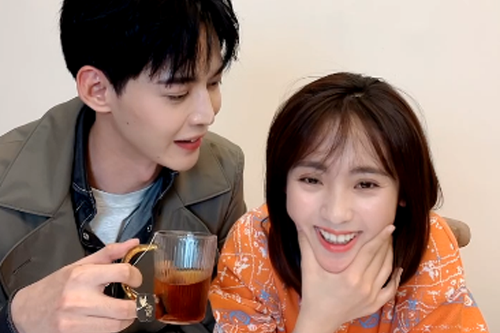 邢菲唐晓天假戏真做?直播互动亲密,戏外比戏内还甜