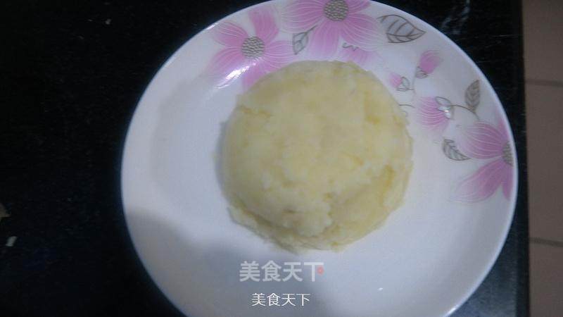 去皮,用勺子碾成土豆泥,用小碗扣出造型.