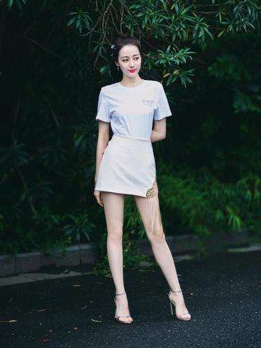 迪丽热巴护舒宝广告大片,穿白衬衫,小白裙,绝美