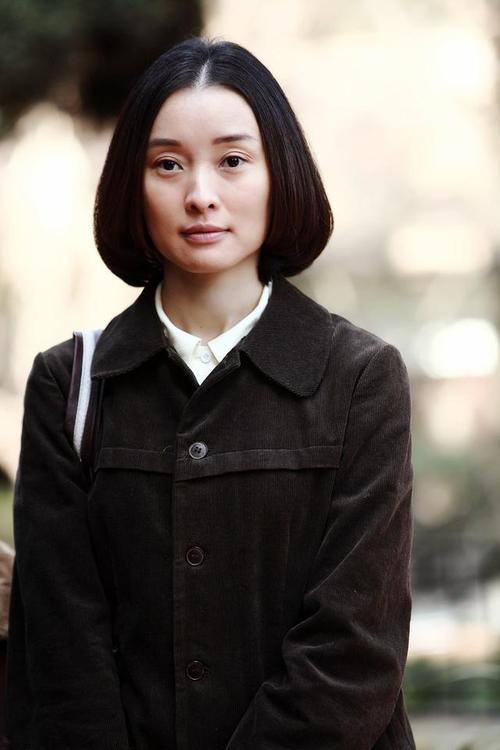 同居5年被抛弃,49岁至今未婚,演员吴越的从容人生