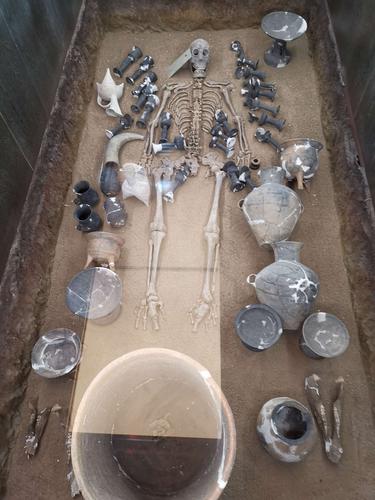 该墓葬里有很多精美的多种多样的陶瓷器皿陪葬品,证明了莒县古代就有