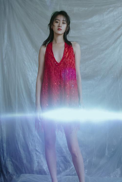 简介:袁冰妍最新时尚杂志写真图片,分享一组袁冰妍图片给大家,图中的