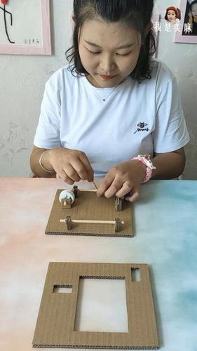 妈妈用废纸箱给儿子做了个小玩具,用两根手指就能玩,画面很逼真