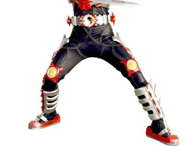 下面五位"铠甲勇士"中有两位是山寨的,只看腰带你能找