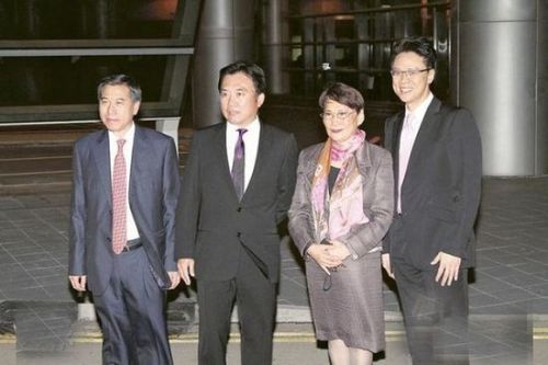 "壳王"陈国强(左二)在无线44周年高调亮相