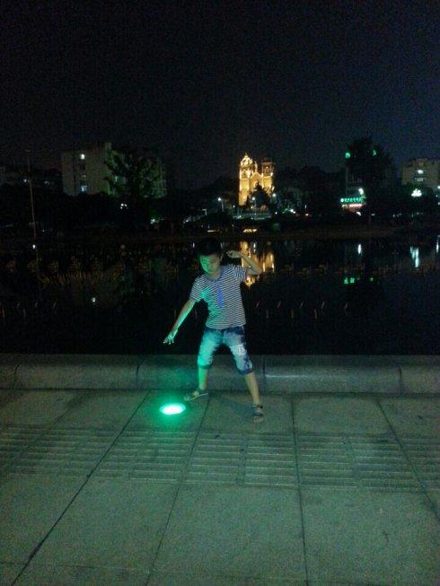 星期五    晴     晚上,我吃完饭,爸爸说我们去长江边散步,一到江边