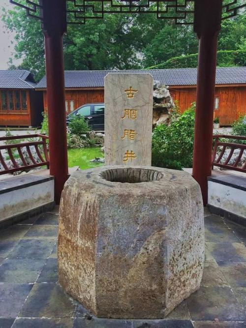 井沿上亦累累井绳磨砺出的深沟,彷佛在评说着著名胭脂井所在的景阳宫