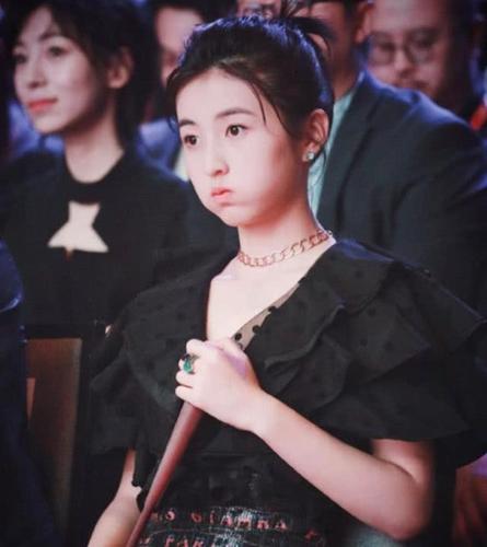 张子枫晚会上闭眼小憩,眉目如画如仙子,岁月静好显气质