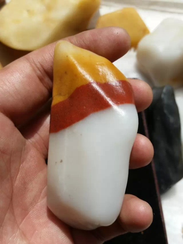  p>新疆彩玉,产于吐鲁番鄯善南湖戈壁,是新疆近年来新开发出的特有