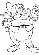 总是一副气冲冲的样子,有时喜欢跟万事通做对,他的鼻子是小矮人之中最