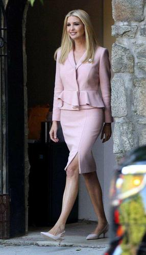 伊万卡靠穿搭弱化胯宽,130斤穿衬衫配紧身花裙,轻松藏